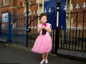 Menina usa um vestido de princesa diferente para cada quimioterapia -  Revista Crescer | Comportamento