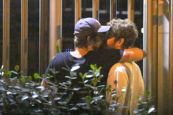 ator da globo beijando outro homem ex de marquezine é gay